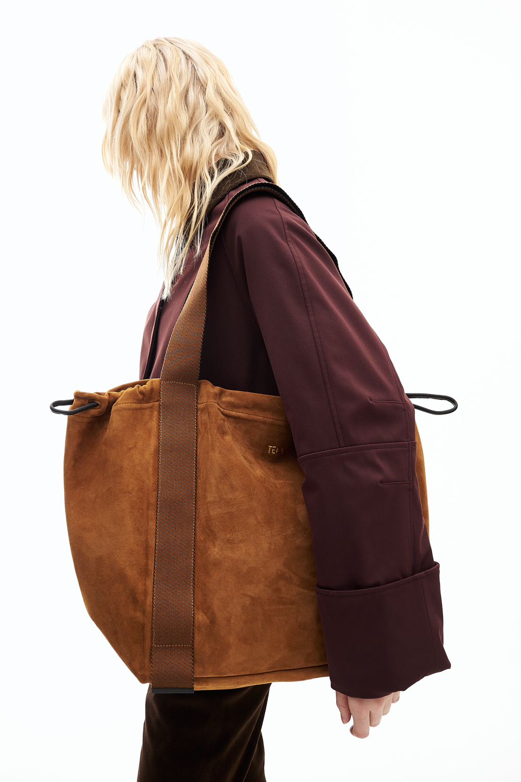 TELA Сумка-шоппер из премиальной замши оттенка коньяка на широких жаккардовых ремешках
