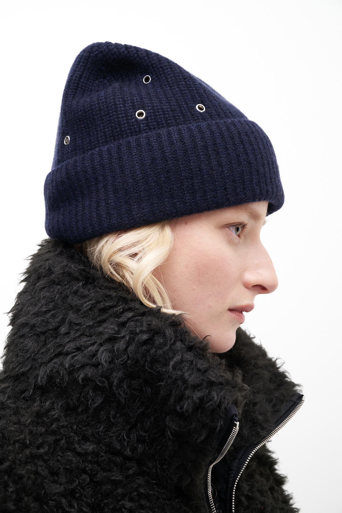 ROSEANNA Шапка BEANIE из бленда шерсти и кашемира темно-синего цвета декорированная металлическими люверсами