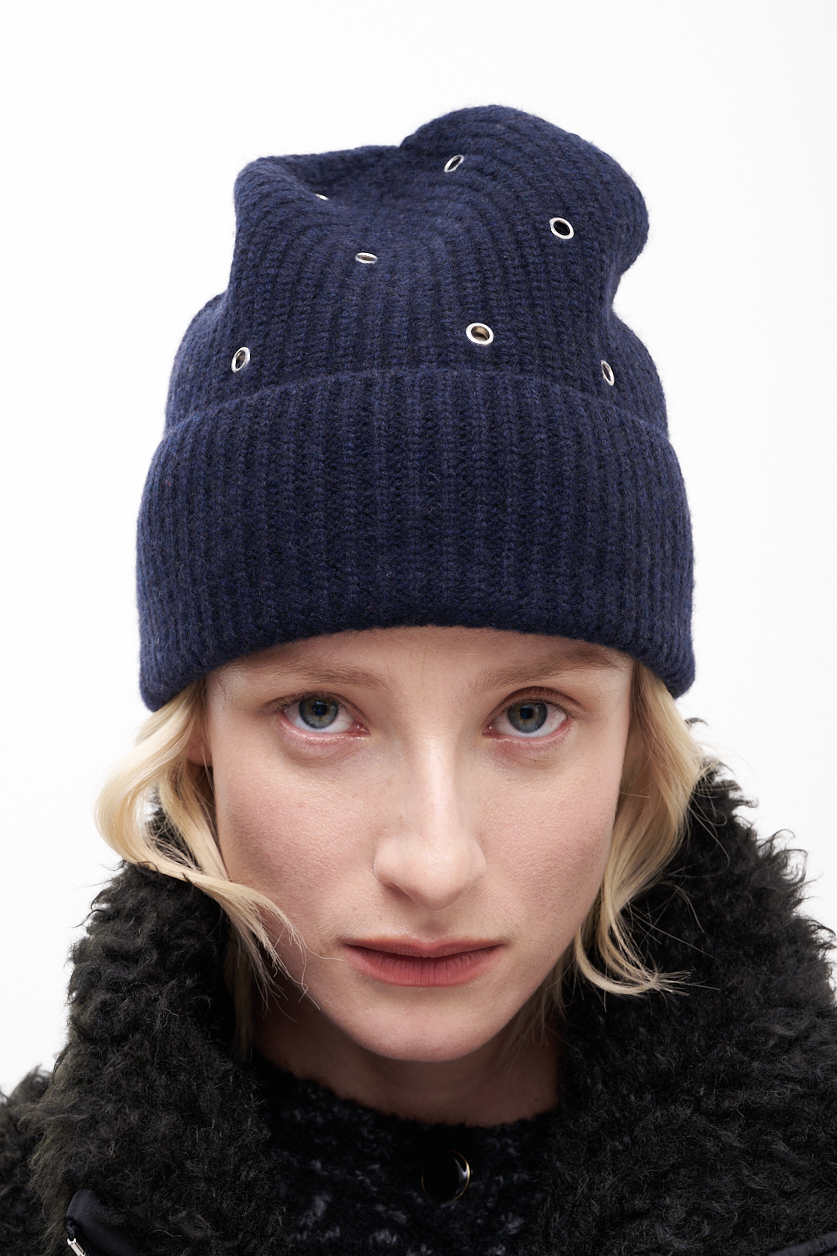 ROSEANNA Шапка BEANIE из бленда шерсти и кашемира темно-синего цвета декорированная металлическими люверсами