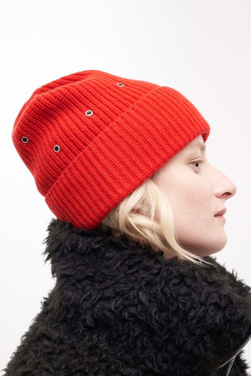 ROSEANNA Шапка BEANIE из бленда шерсти и кашемира оттенка rouge декорированная металлическими люверсами