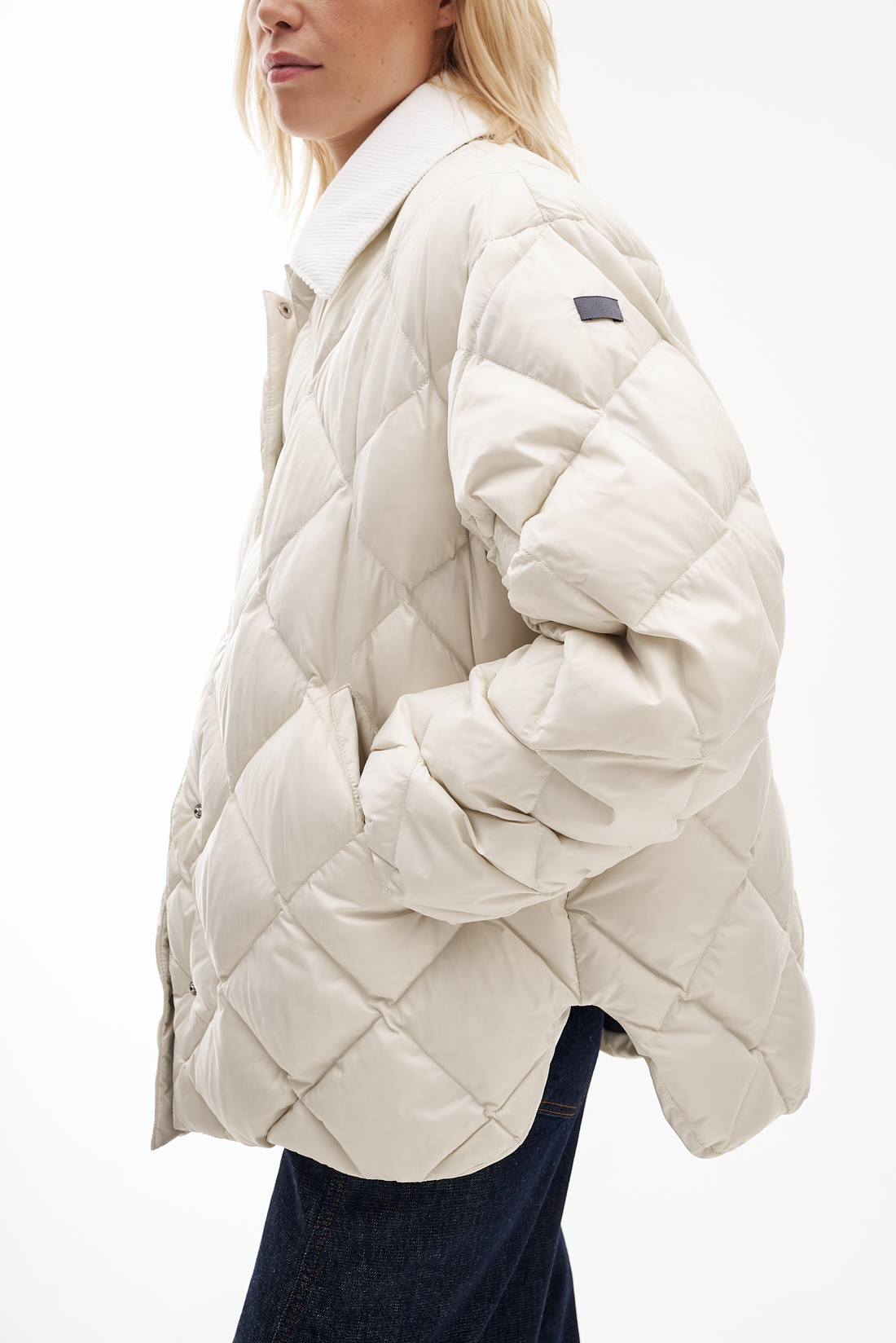 LEMPELIUS Пуховик-бомбер FIA с ромбовидной стежкой из матового нейлона оттенка мела с фактурным кордовым воротничком