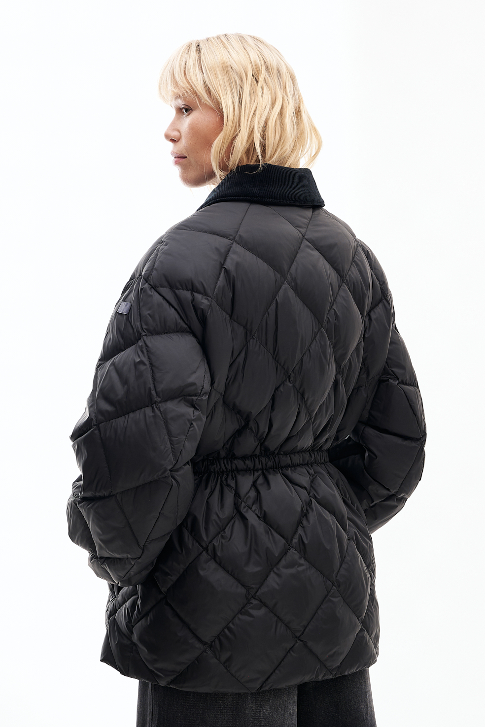 LEMPELIUS Пуховик ANI с ромбовидной стежкой на кулиске с рукавами-буфами и фактурным кордовым воротничком