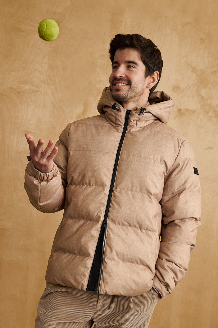 MC2 SAINT BARTH Пуховик с прямой стежкой и капюшоном из технологичного нейлона фактуры под кашемир песочного оттенка