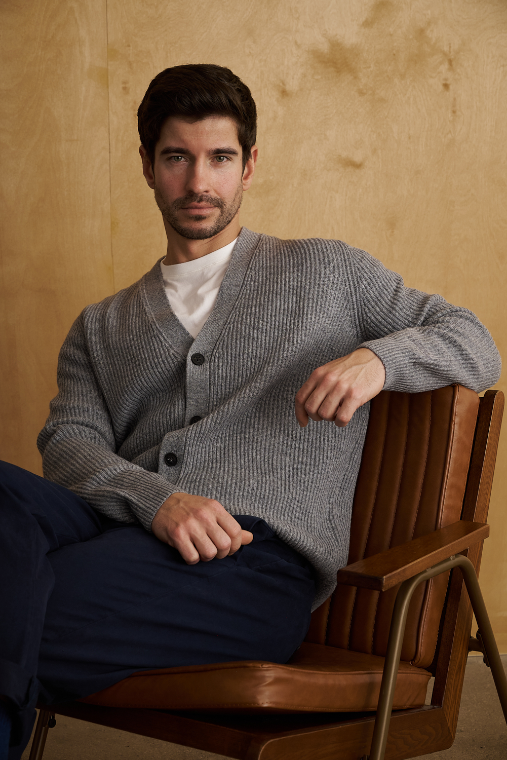 MC2 SAINT BARTH Кардиган крупной вязки с V-образной горловиной из премиальной шерсти оттенка серый меланж