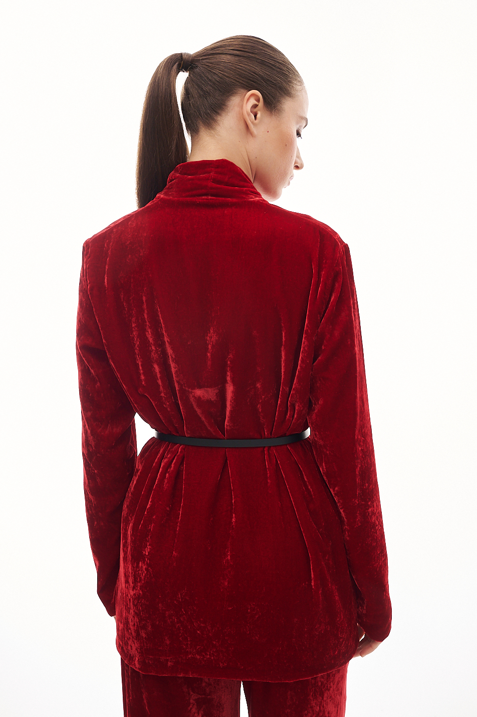 OTTOD'AME  Жакет с шалевым воротником и ремнем из шелковистого панбархата оттенка спелой вишни