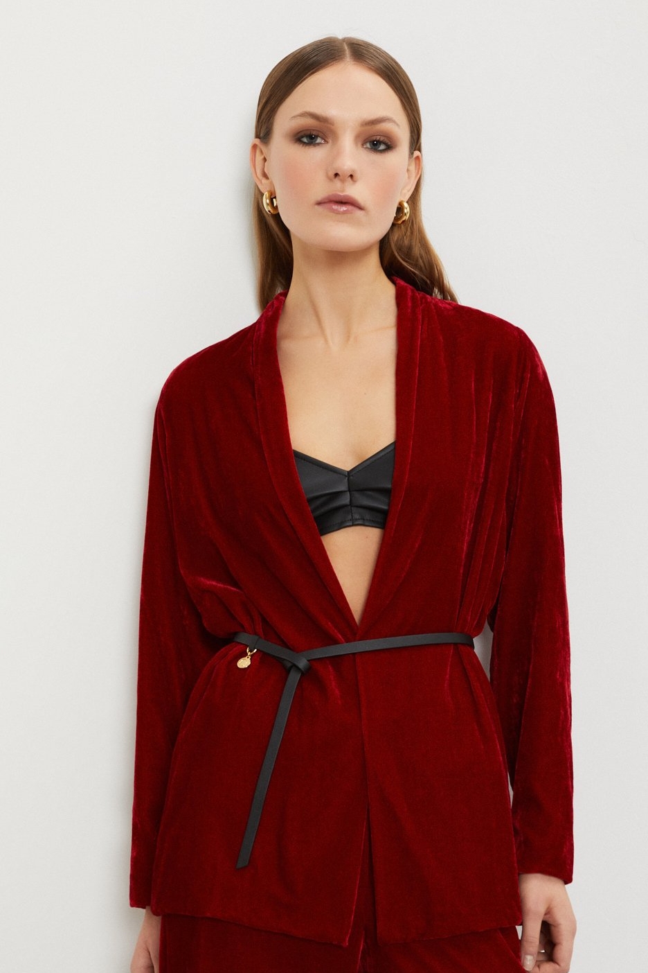 OTTOD'AME  Жакет с шалевым воротником и ремнем из шелковистого панбархата оттенка спелой вишни