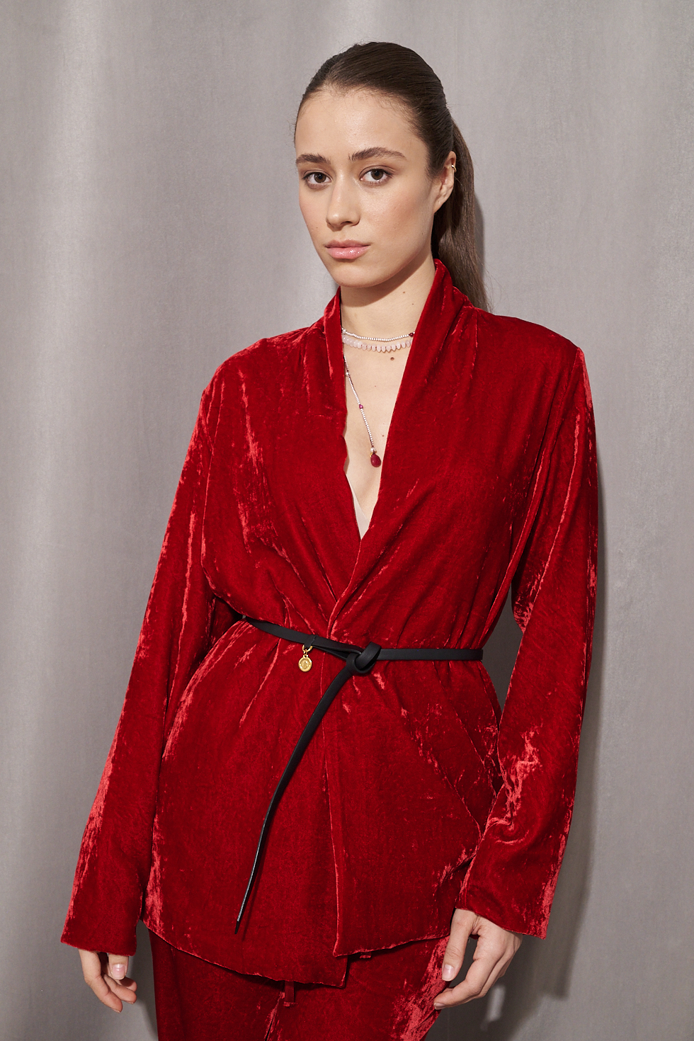 OTTOD'AME  Жакет с шалевым воротником и ремнем из шелковистого панбархата оттенка спелой вишни