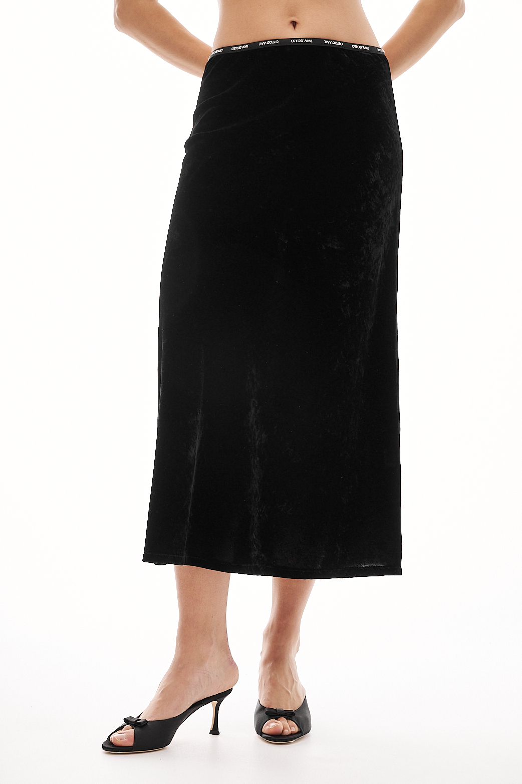 OTTOD'AME Юбка бельевого типа на мягком поясе из шелковистого панбархата черного цвета