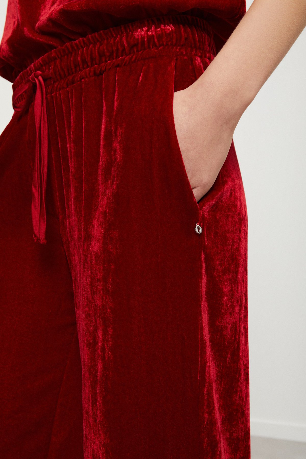 OTTOD'AME Брюки на мягком поясе из шелковистого панбархата оттенка спелой вишни