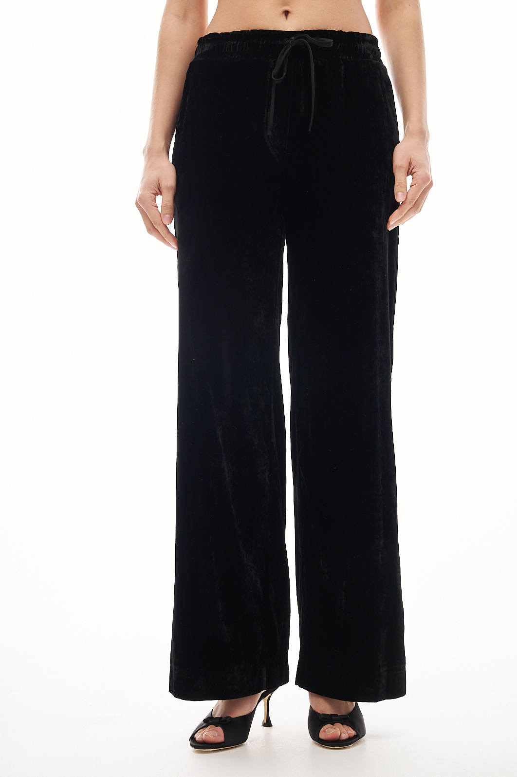 OTTOD'AME Брюки на мягком поясе из шелковистого панбархата черного цвета