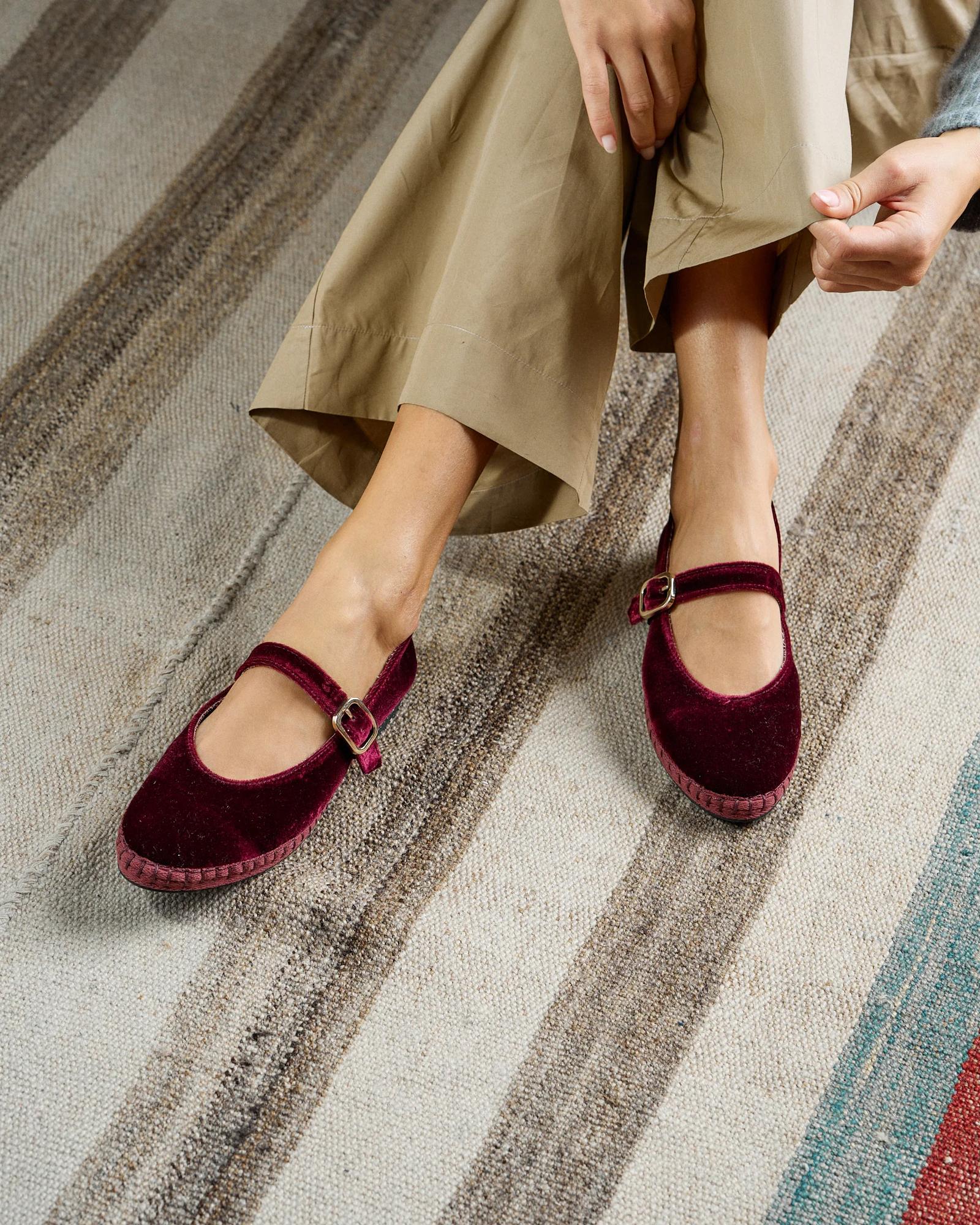 MANEBI  Мэри Джейн из  шелковистого бархата оттенка бордо.  Alex Rivière Studio x  Manebí