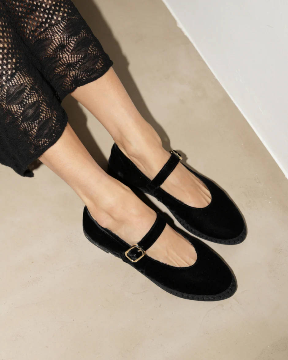 MANEBI  Мэри Джейн из  шелковистого бархата черного оттенка.  Alex Rivière Studio x  Manebí