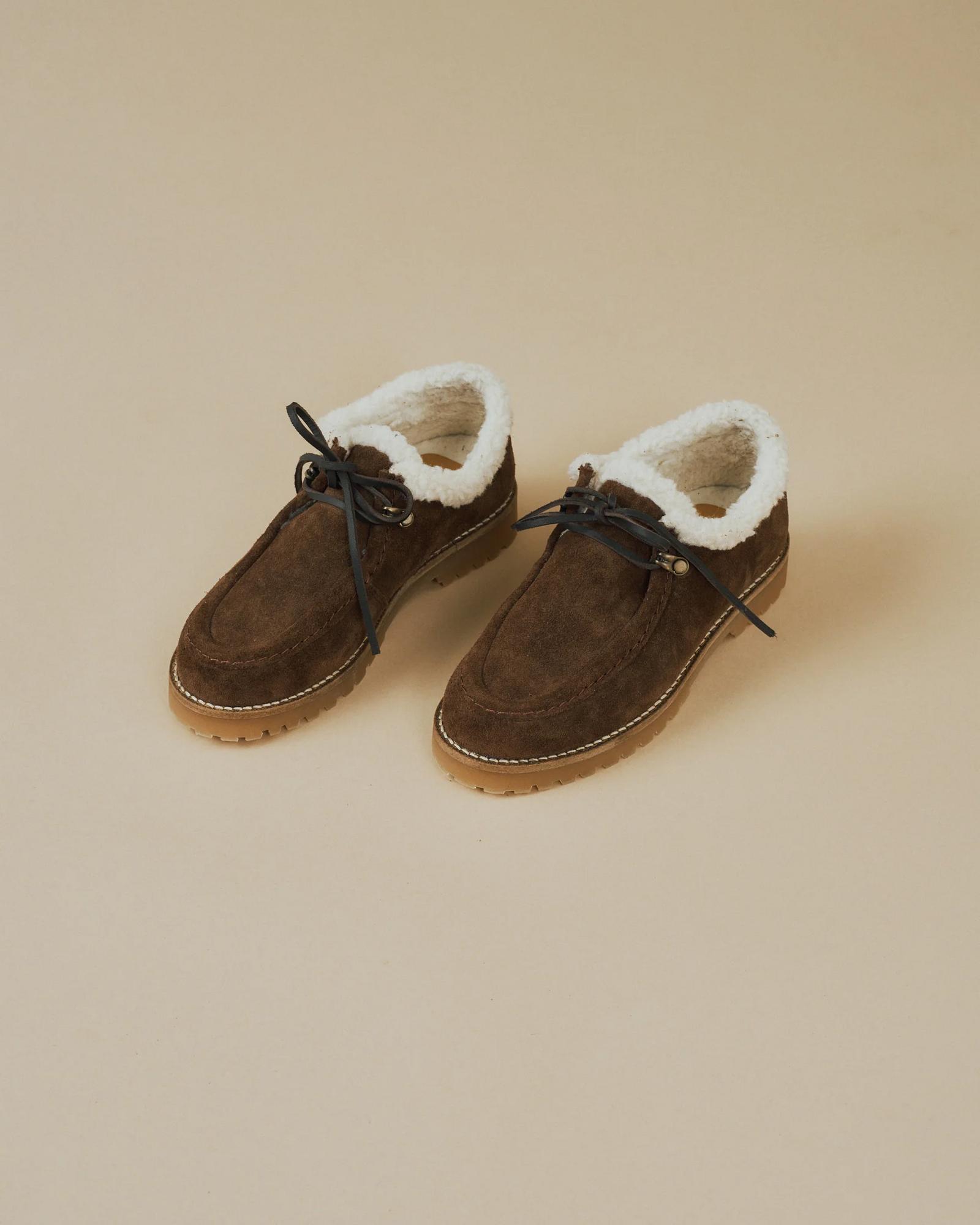 MANEBI  Топсайдеры Cortina из плотной замши оттенка какао с внутренней отделкой из шерсти овчины