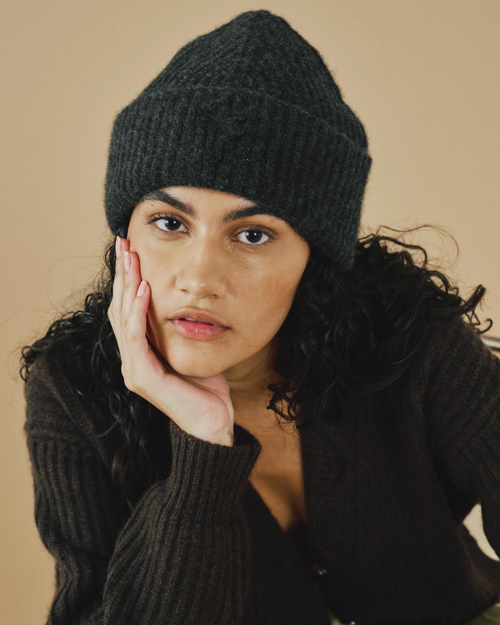 MANEBI  Шапка-бинни из премиального кашемира оттенка графит