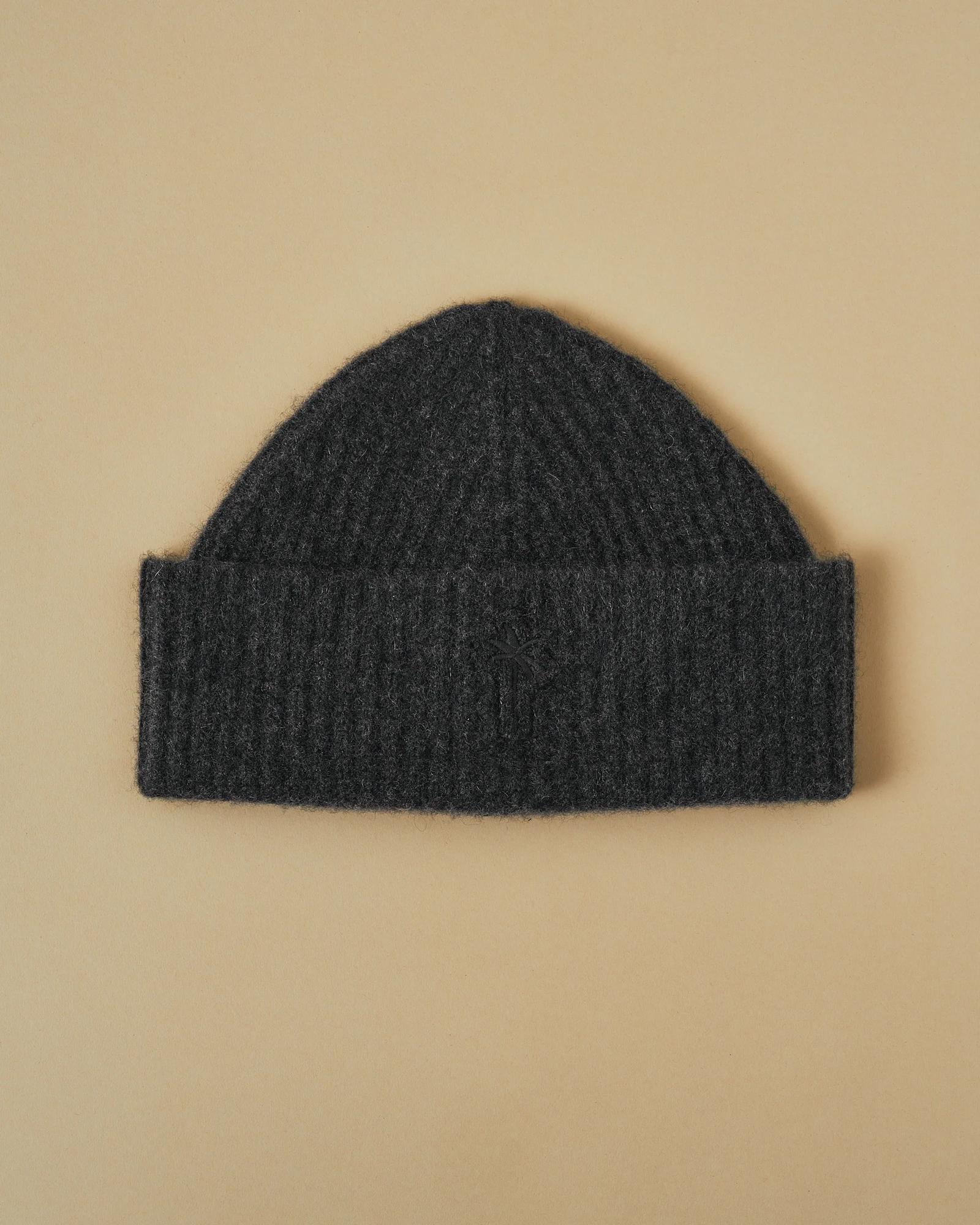 MANEBI  Шапка-бинни из премиального кашемира оттенка графит