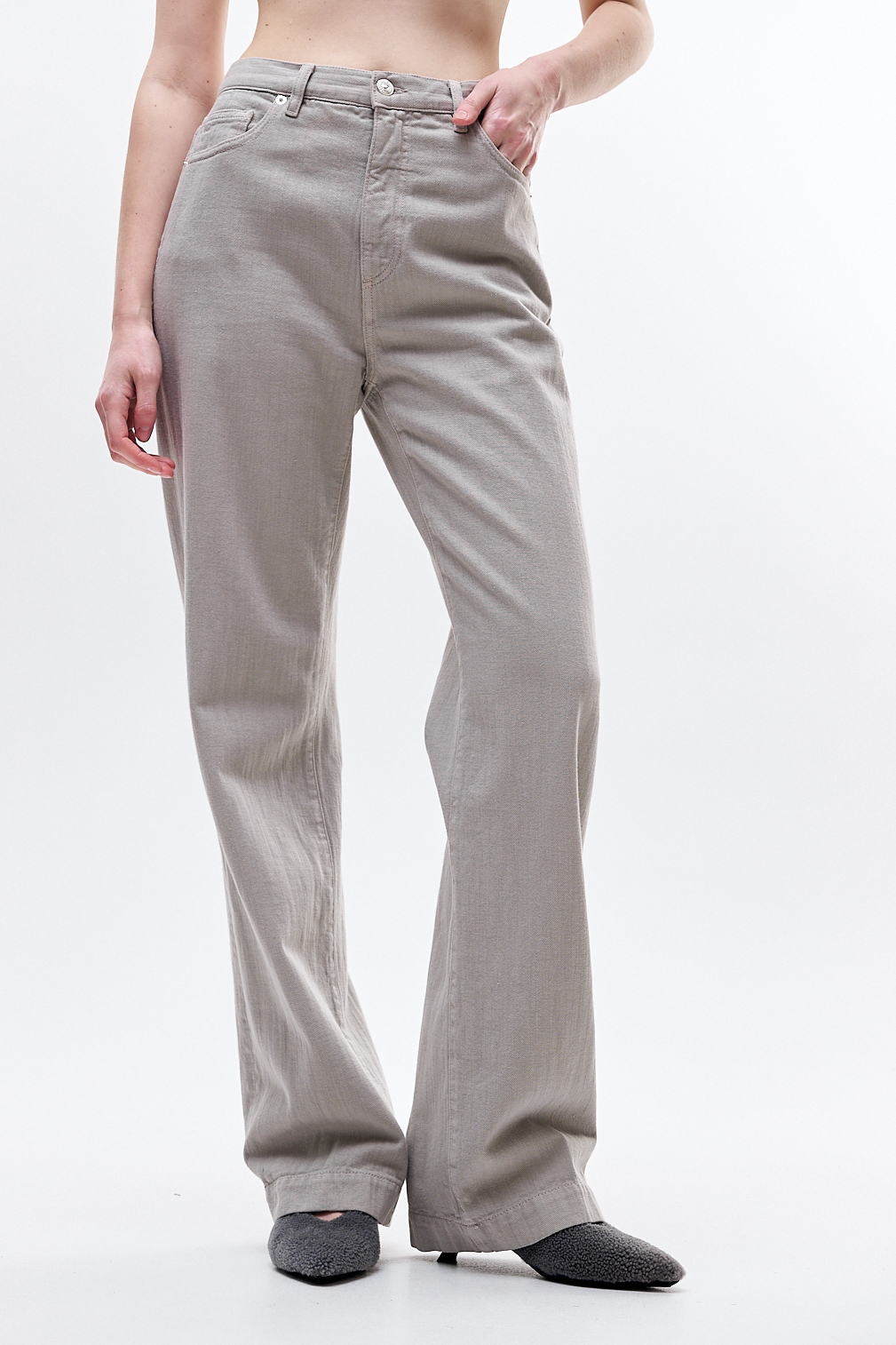 nine:inthe:morning Джинсы DEEPA с легким расклешением штанины из мягкого велюрового денима серо-жемчужного оттенка