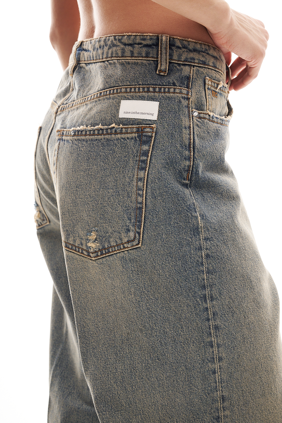 nine:inthe:morning Джинсы SOFY из плотного классического денима с элементами деконструкции