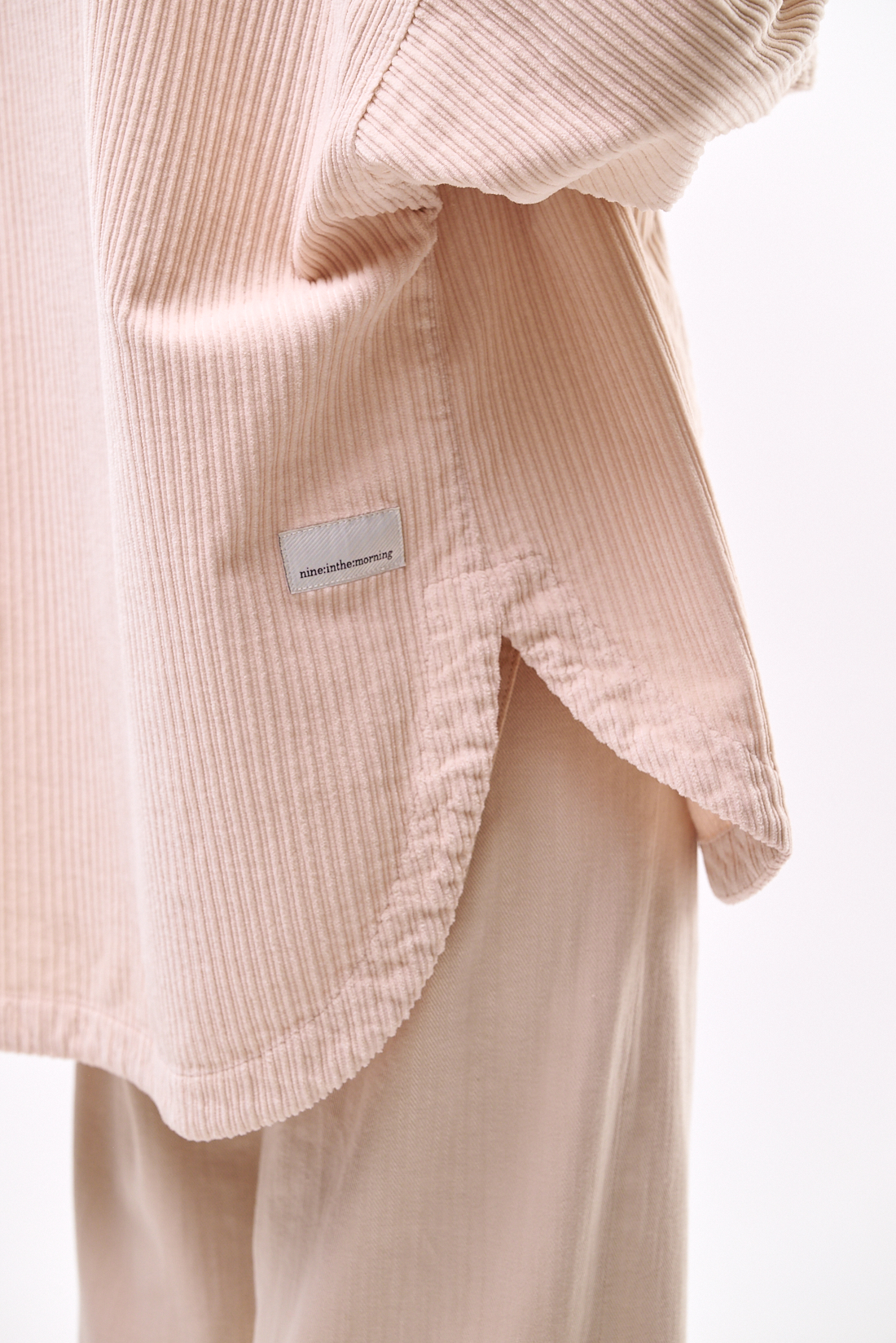 nine:inthe:morning Рубашка c накладным карманом ROSA из кордового вельвета оттенка экрю