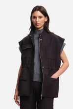 MARGAUX LONNBERG Жилет архитектурного кроя со спущенной линией плеча и накладными карманами