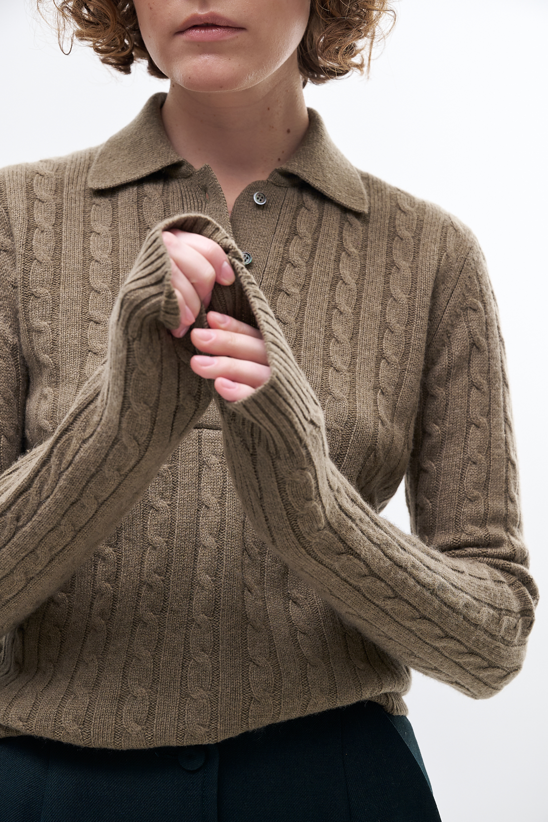 MARGAUX LONNBERG Поло из бленда кашемира и шерсти оттенка оливы с рисунком в косы