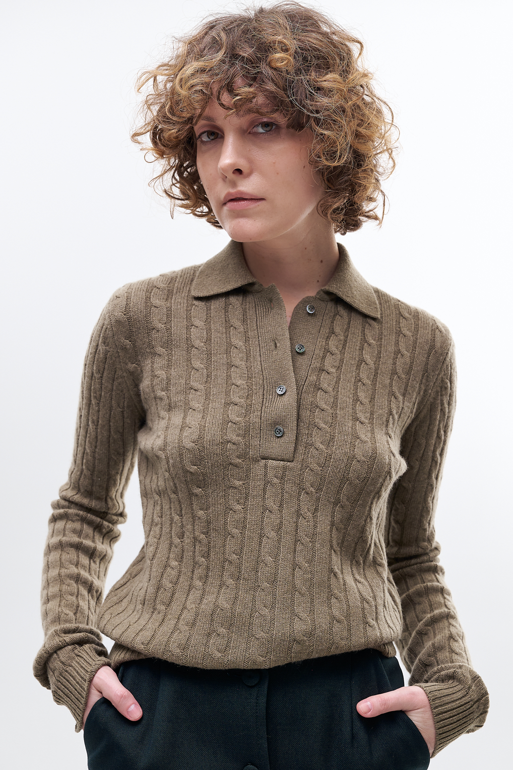 MARGAUX LONNBERG Поло из бленда кашемира и шерсти оттенка оливы с рисунком в косы