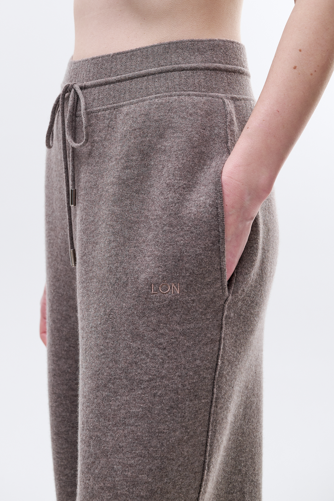 MARGAUX LONNBERG Брюки прямого кроя из бленда кашемира и шерсти оттенка тауп