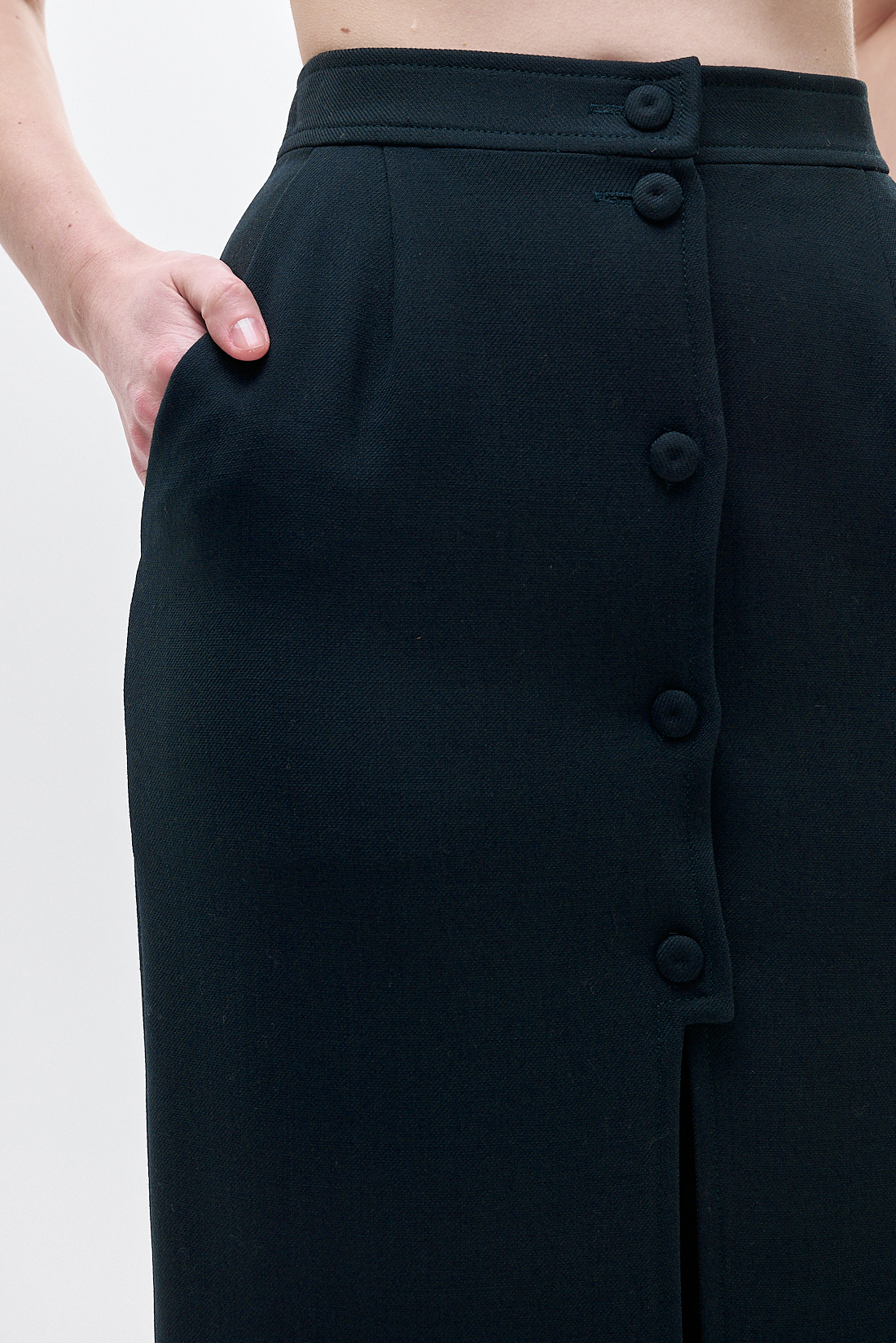 MARGAUX LONNBERG Юбка прямого кроя с застежкой на пуговицах и разрезом из костюмной шерсти оттенка изумруд