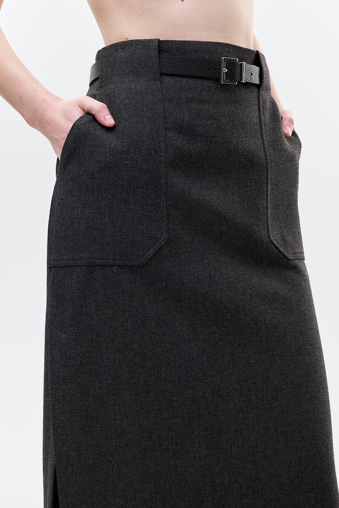 MARGAUX LONNBERG Юбка длины миди с фигурными карманами и боковыми разрезами из костюмной шерсти оттенка антрацит