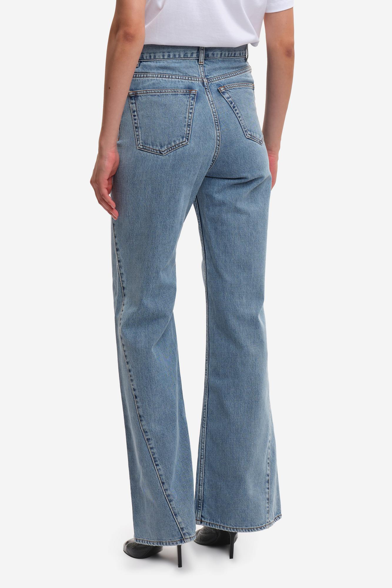 MARGAUX LONNBERG Джинсы с подкройными боками из премиального денима с дизайнерским варом