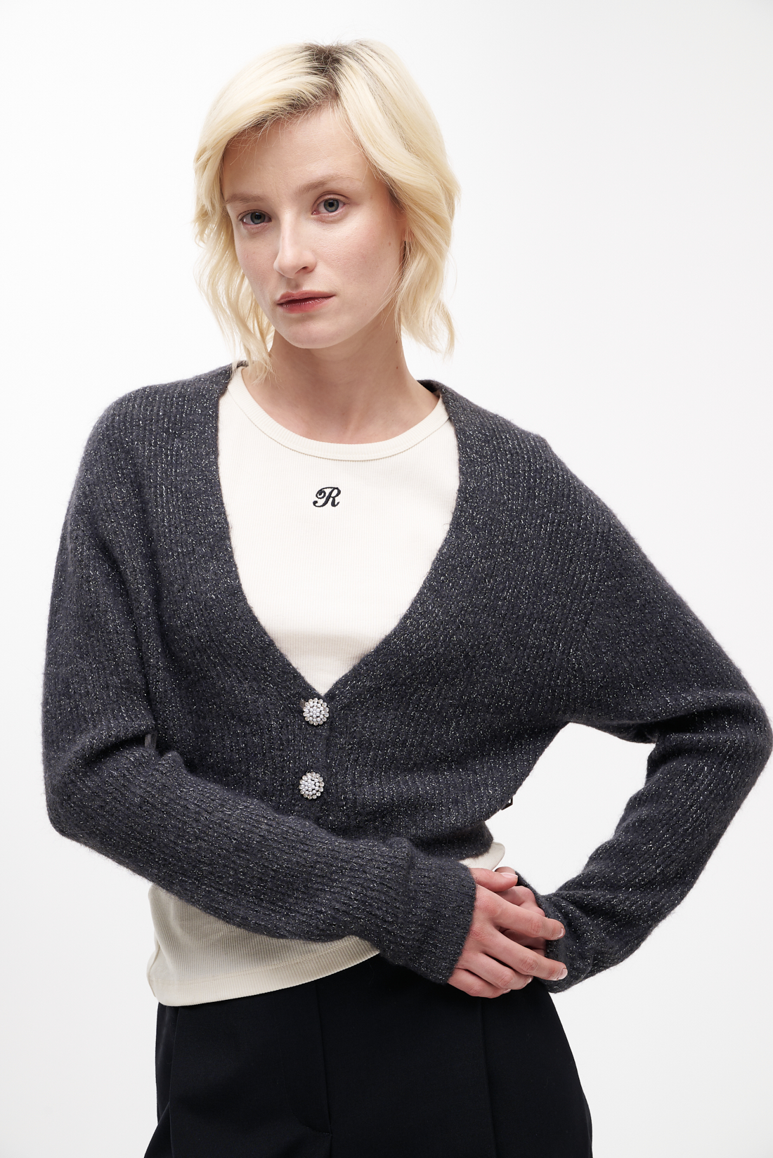 MEME ROAD Кардиган-кроп из мягкой шерсти с крупными пуговицами-стразами в сером оттенке