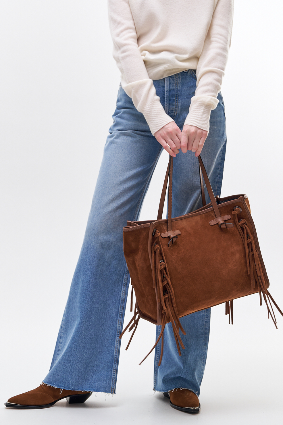 GIANNI CHIARINI  Сумка-тоут MARCELLA Free Spirit из бархатистой замши оттенка коньяка с металлическим декором и бахромой