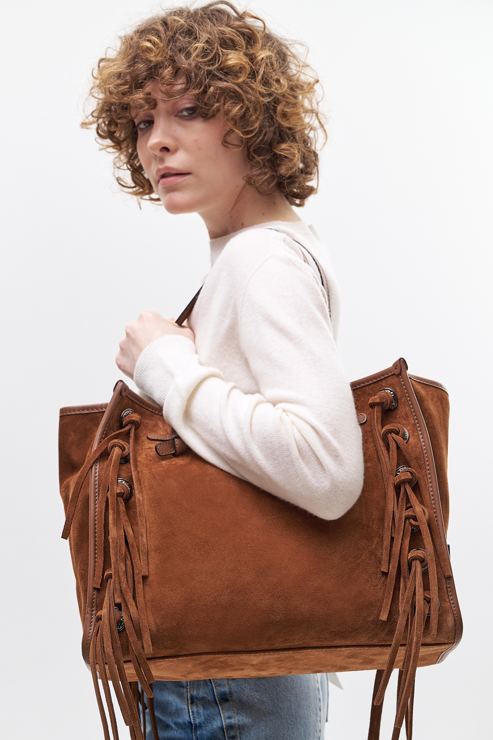 GIANNI CHIARINI  Сумка-тоут MARCELLA Free Spirit из бархатистой замши оттенка коньяка с металлическим декором и бахромой