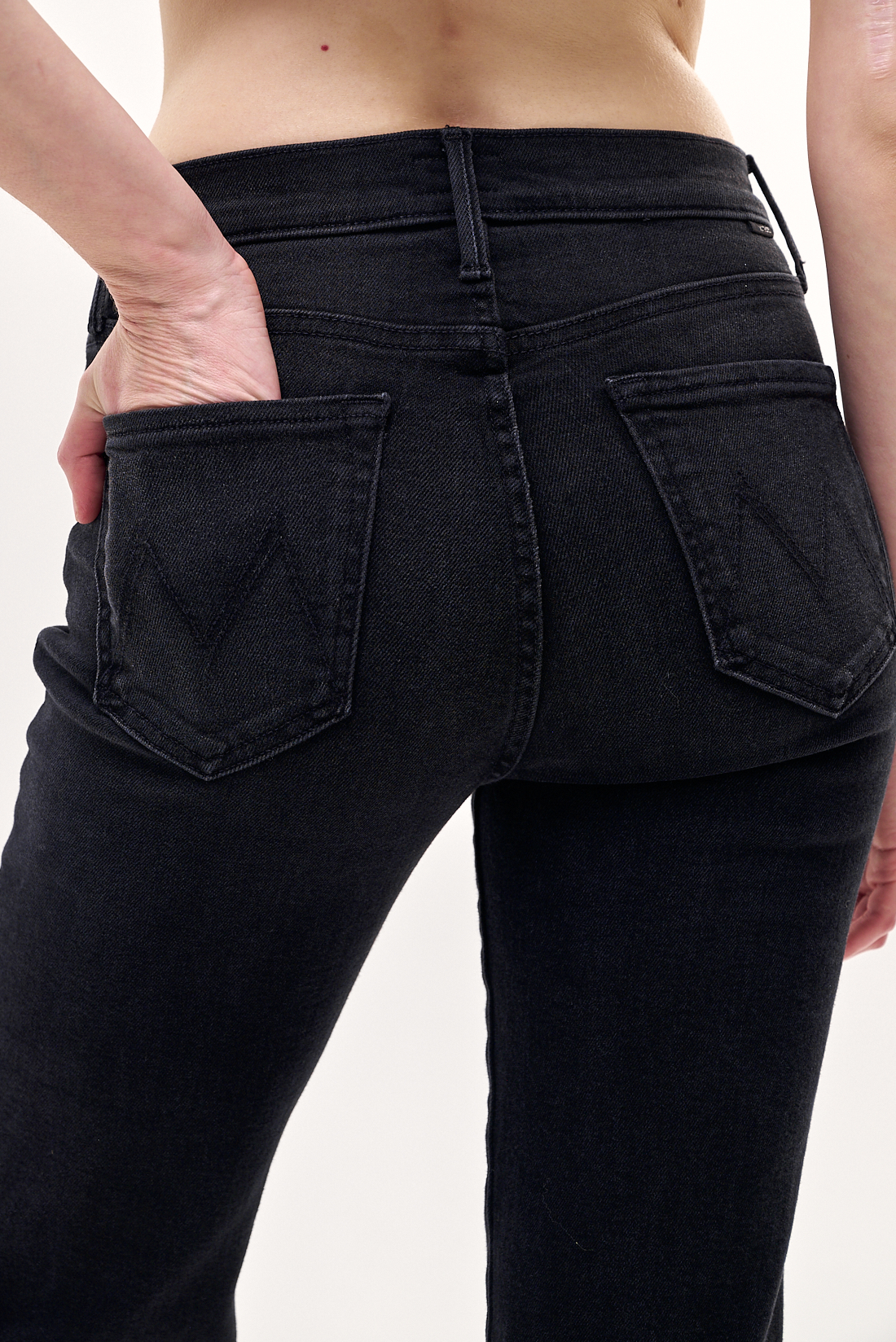 MOTHER Джинсы из велюрового премиум денима оттенка графит