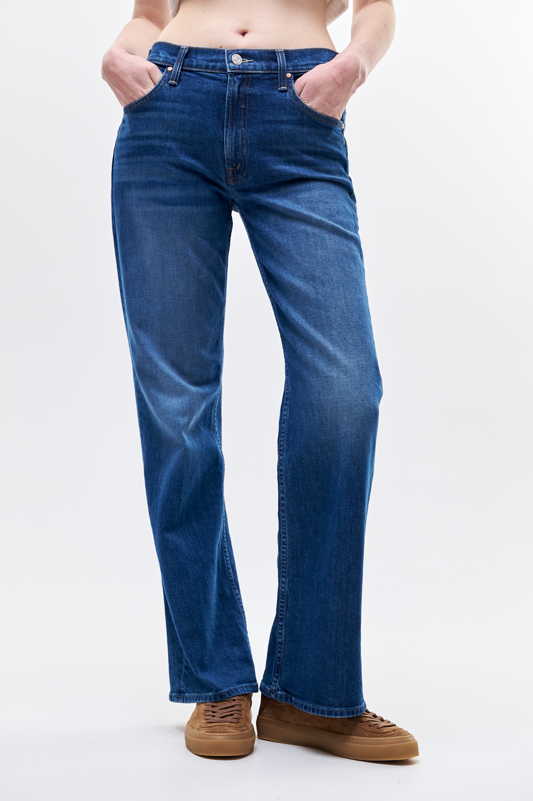 MOTHER Джинсы The Bookie Sneak из велюрового superior денима насыщенно-синего оттенка