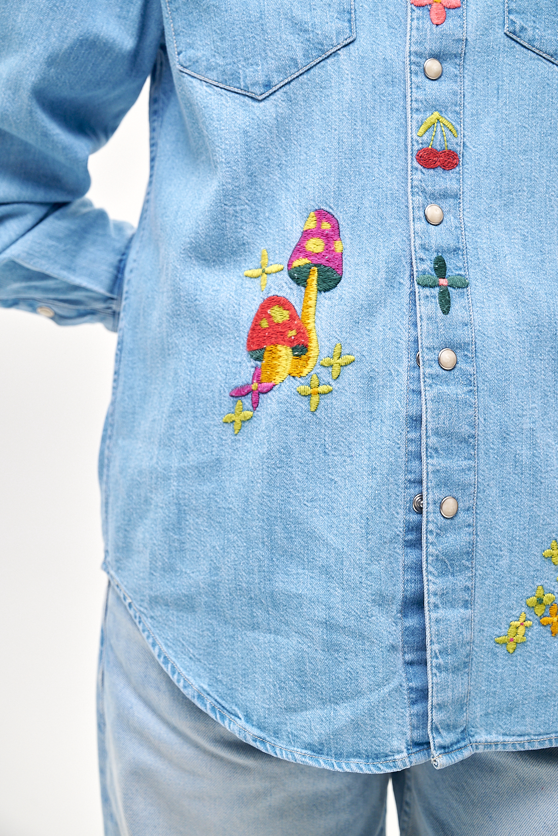 MOTHER Рубашка из денима The Honey с фантазийной вышивкой