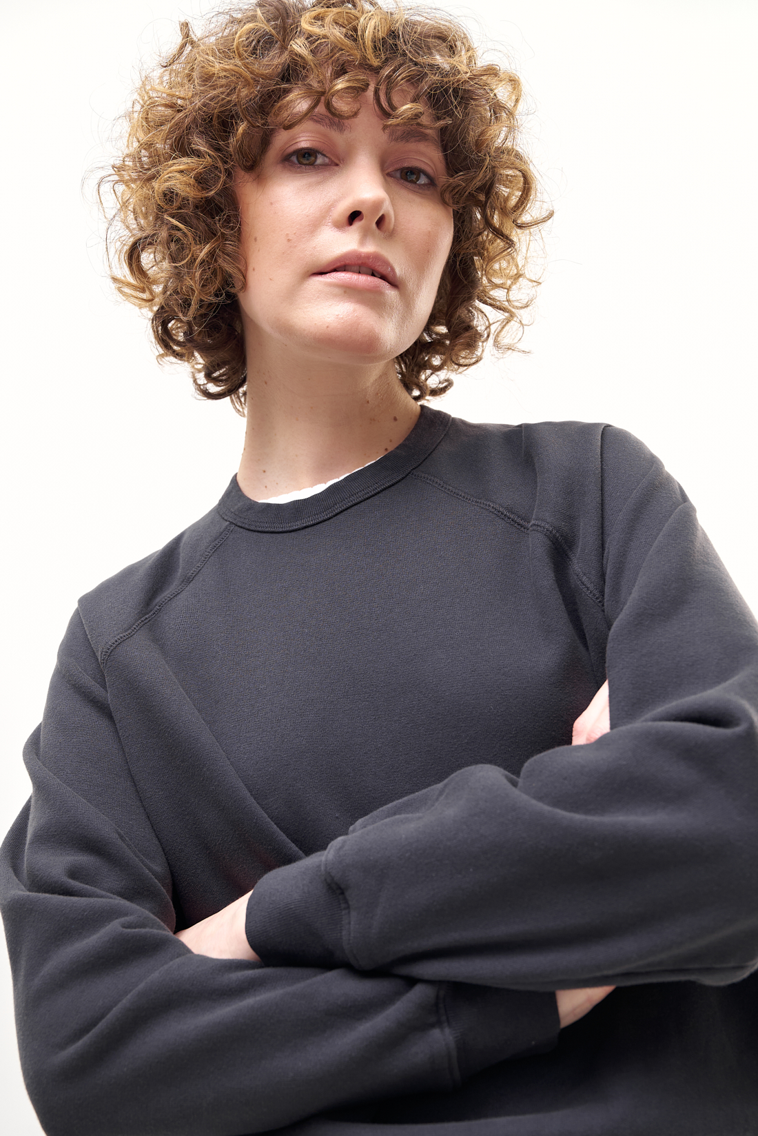 MOTHER Свитшот The Biggie Concert с рукавом реглан из премиального мягкого футера  в темно-сером