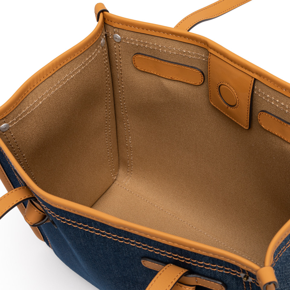GIANNI CHIARINI Сумка-тоут MARCELLA 32 blue rebel из крафтового денима с прострочкой и кожаной отделкой оттенка карамели