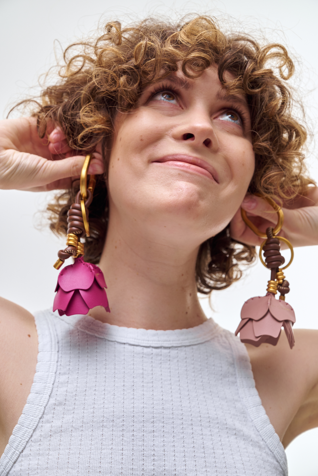 GIANNI CHIARINI Подвеска-брелок на сумку «Цветок» оттенка беж