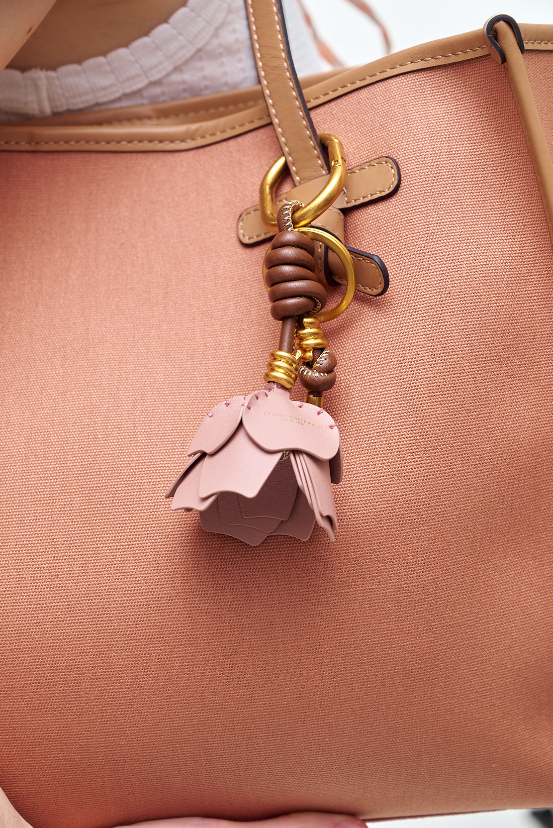 GIANNI CHIARINI Подвеска-брелок на сумку «Цветок» оттенка беж