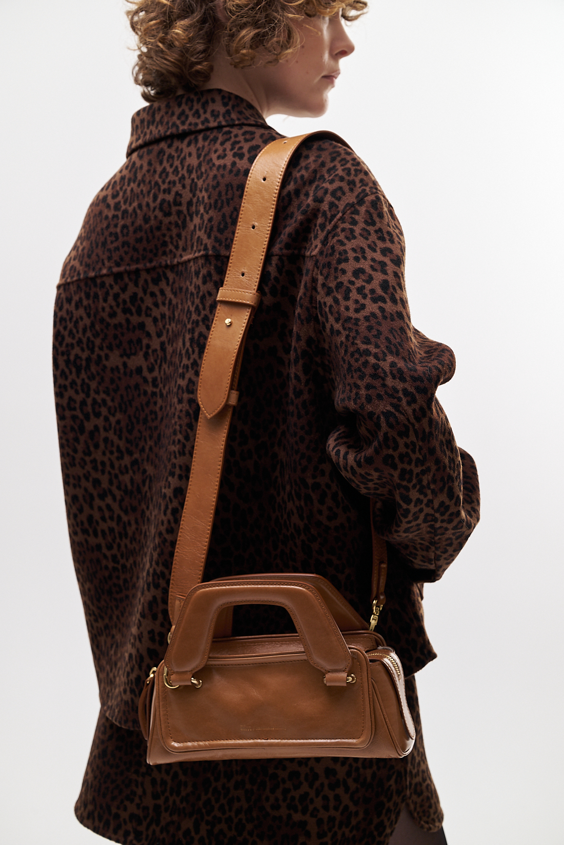 AIM Сумка OLIVIA soft micro из премиальной мягкой телячьей кожи фактуры crinkle в оттенке карамели