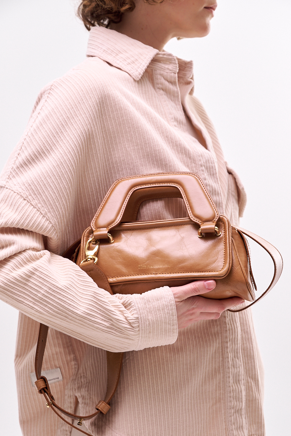 AIM Сумка OLIVIA soft micro из премиальной мягкой телячьей кожи фактуры crinkle в оттенке карамели