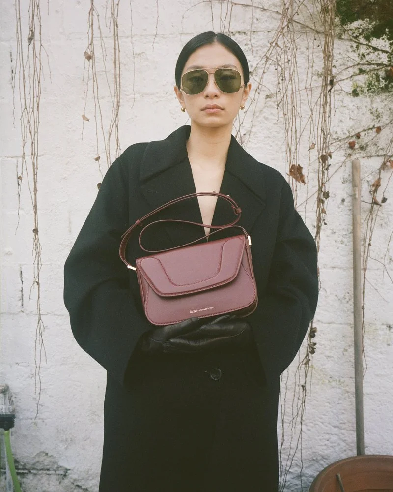 Āim Сумка VICTORIA на длинном ремешке из премиальной телячьей кожи оттенка бургунди