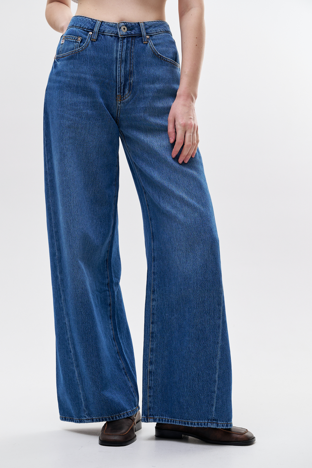 Adriano Goldschmied Джинсы- палаццо Helsinki с диагональным боковым швом из премиум денима насыщенно-синего цвета