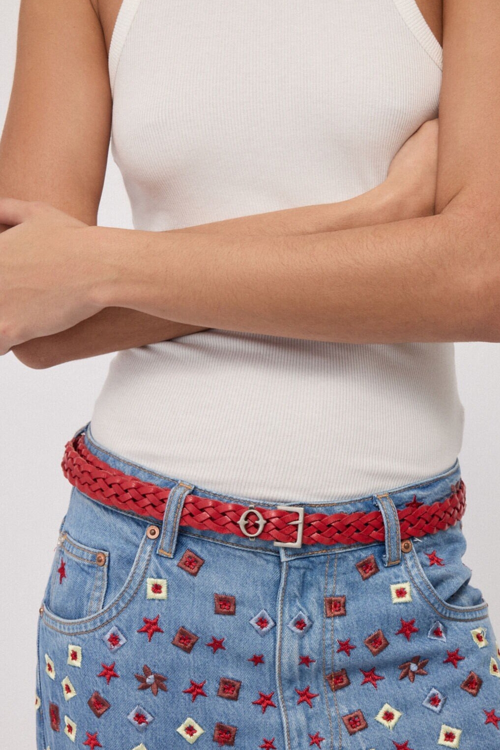 OTTOD'AME Ремень плетеный из натуральной кожи алого оттенка