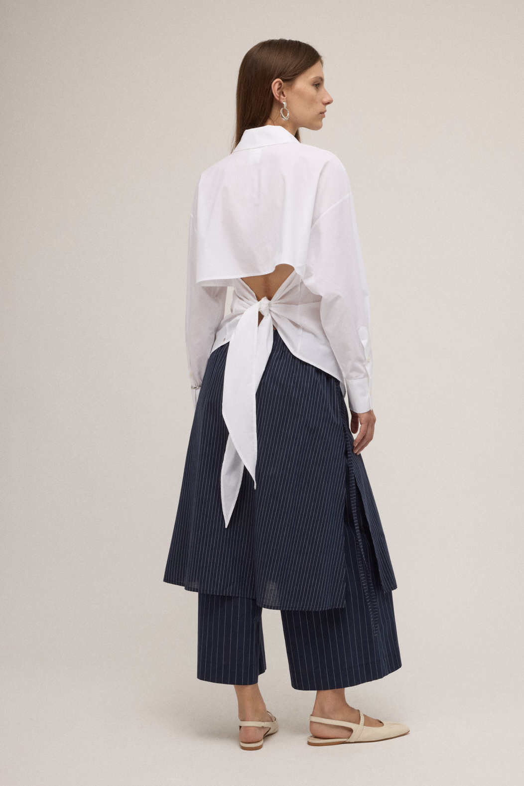 OTTOD'AME Рубашка из белоснежного хлопка с воздушной пелериной и узлом по спинке