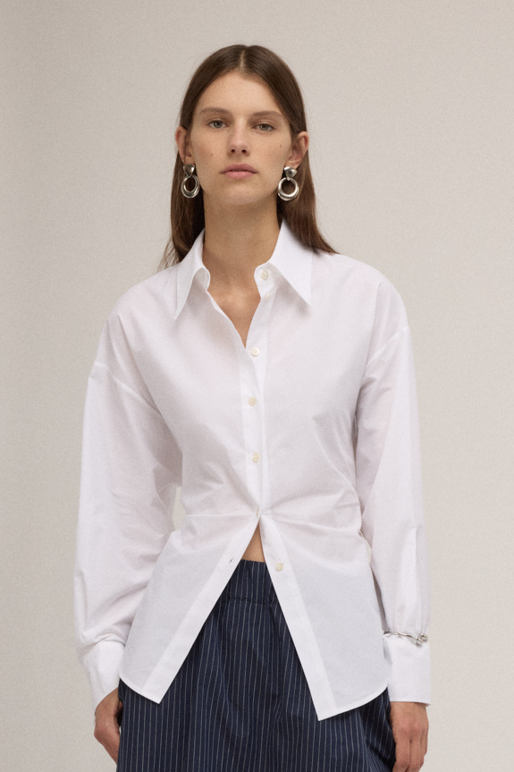 OTTOD'AME Рубашка из белоснежного хлопка с воздушной пелериной и узлом по спинке