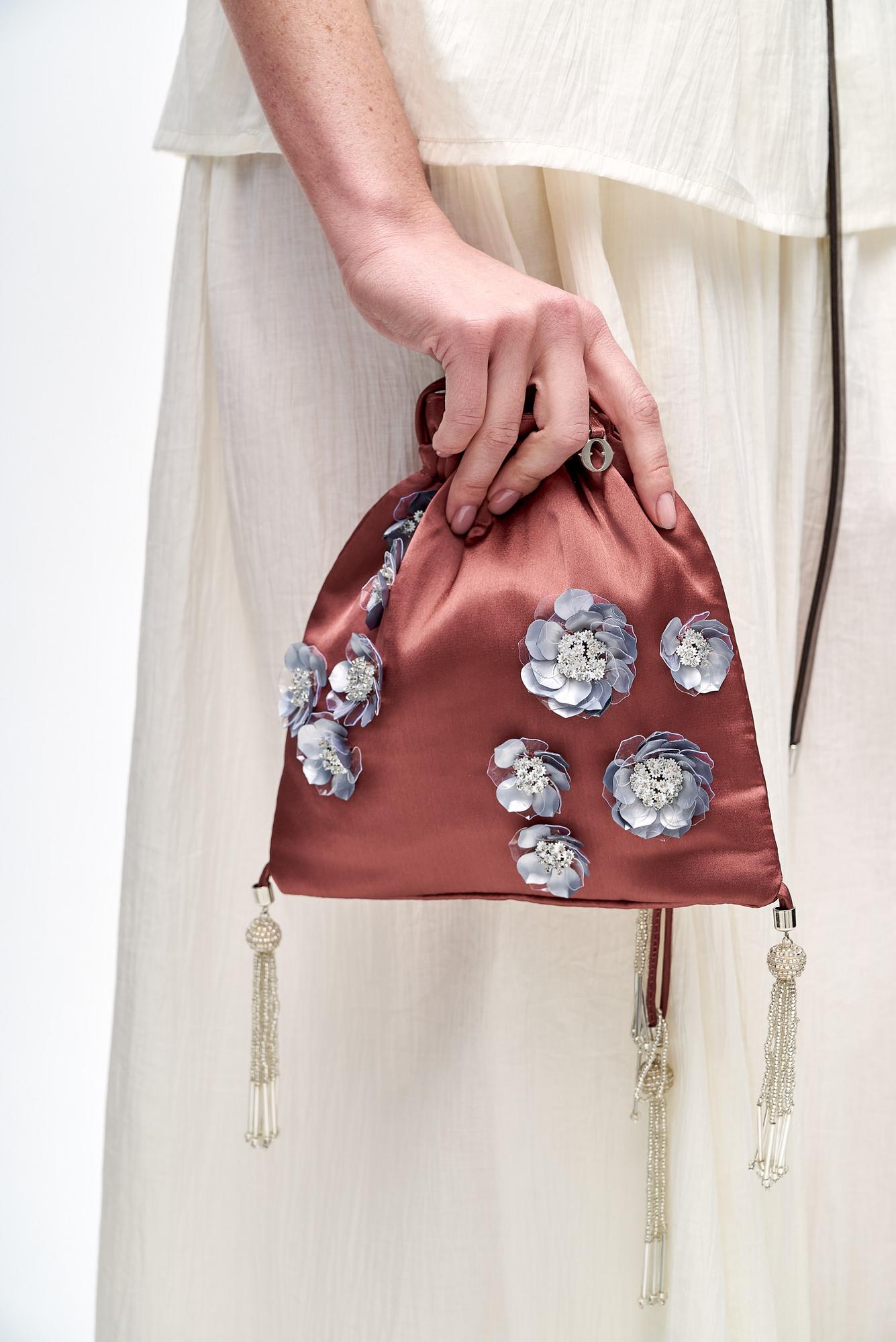 OTTOD'AME Сумочка-кисет из атласа оттенка марсала, расшитая объемными цветами
