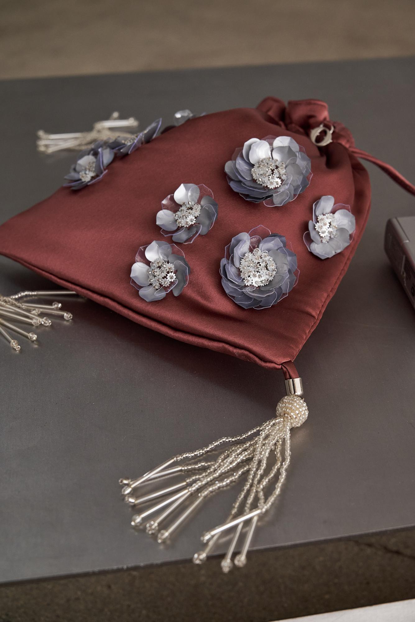 OTTOD'AME Сумочка-кисет из атласа оттенка марсала, расшитая объемными цветами