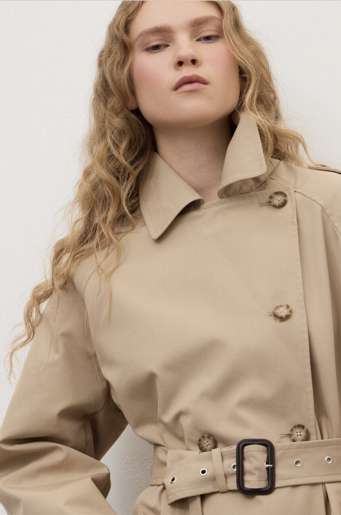 OTTOD'AME Тренчкот двубортный с рукавами реглан из габардина песочного оттенка