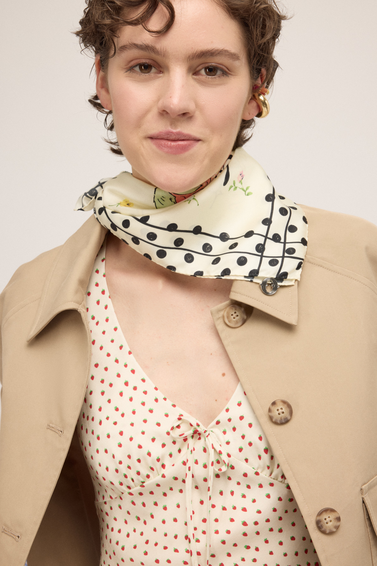 OTTOD'AME Короткий тренчкот из габардина с накладными карманами песочного оттенка